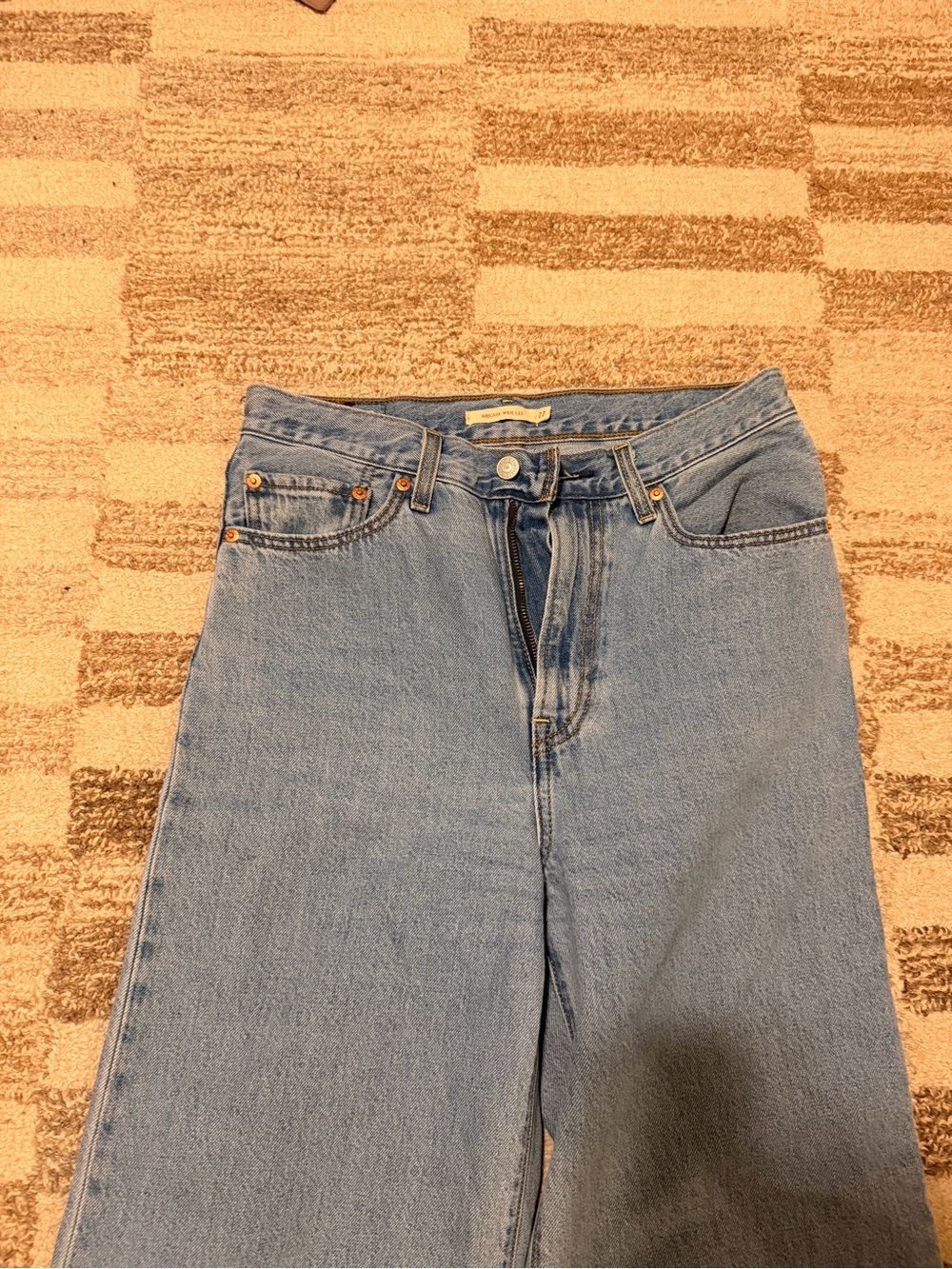 Levi's High-Rise Wide Leg Jeans in Light Blue Wash - Picture 4 of 5